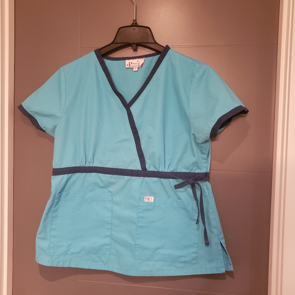Medium scrub top!!